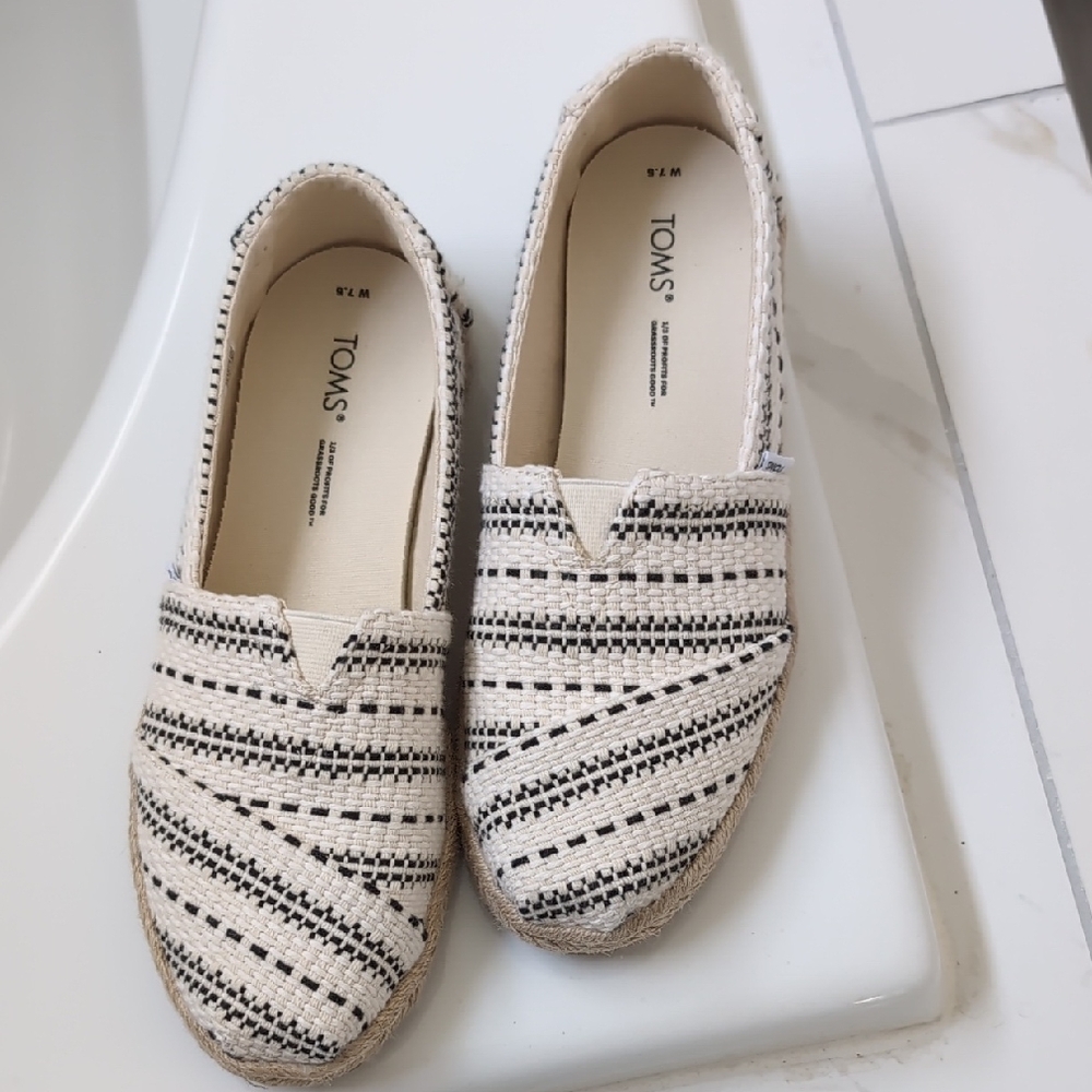 TOMS Size 7 1/2 Black And White Cream Canvas Shoes
